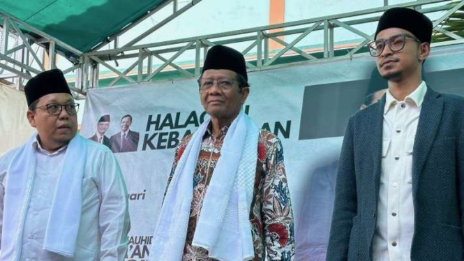 Calon wakil presiden nomor urut 3 Mahfud MD (tengah) saat mengunjungi Pondok Pesantren Darut Tauhid Canga'an Bangil di Kabupaten Pasuruan, Jawa Timur, Jumat, 12 Januari 2024.