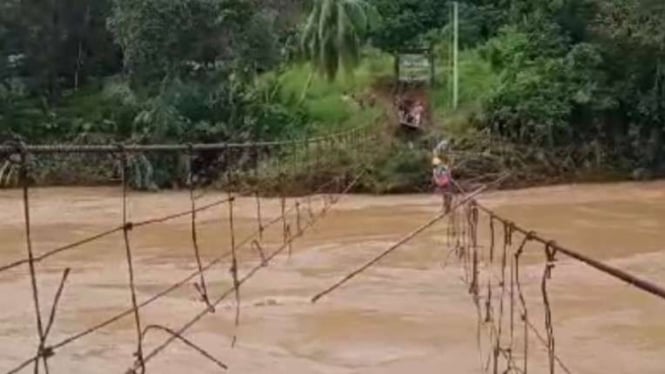 Jembatang Gantung di Jambi Terputus Diterjang Banjir 
