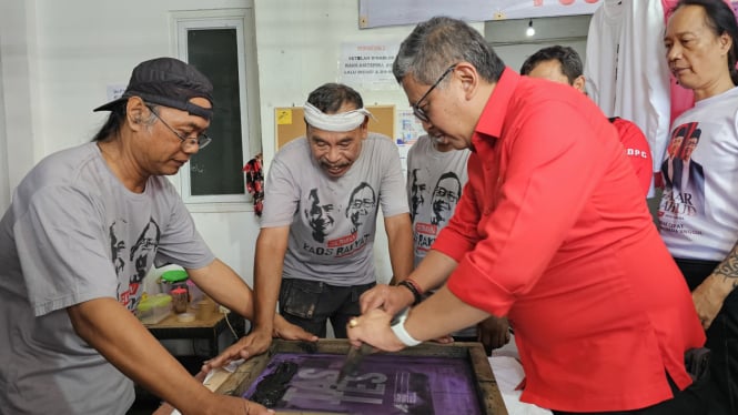 Sekjen PDIP Hasto Kristiyanto mendatangi posko gerakan kaos gratis di Yogyakarta