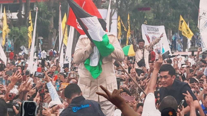Calon presiden nomor urut 2 Prabowo Subianto mencium bendera Palestina saat menghadiri Silaturahmi Relawan Prabowo di Sport Hall Temenggung Abdul Jamal, Batam, Kepulauan Riau, Sabtu, 13 Januari 2024.
