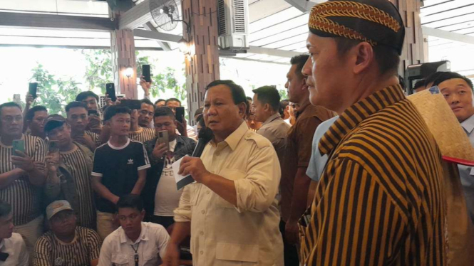 Calon presiden nomor urut 2 Prabowo Subianto menghadiri acara silaturahmi relawan di lapangan Sport Hall Temenggung Abdul Jamal, Batam, Kepulauan Riau, Sabtu, 13 Januari 2024. 