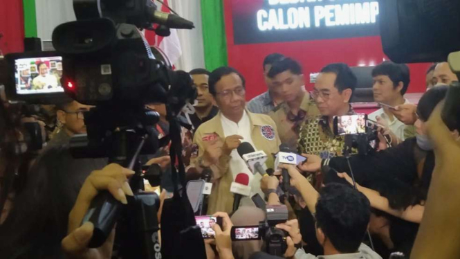 Menteri Koordinator Bidang Politik, Hukum, dan Keamanan Mahfud Md usai menghadiri dialog di kampus Universitas Hasanuddin, Kota Makassar, Sulawesi Selatan, Sabtu 13 Januari 2023.