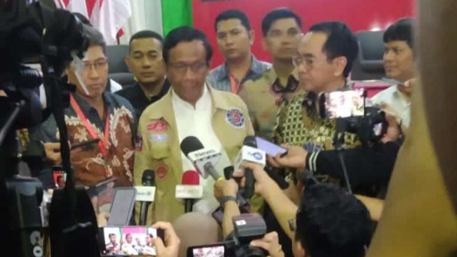 Menteri Koordinator Bidang Politik, Hukum, dan Keamanan Mahfud Md usai menghadiri dialog di kampus Universitas Hasanuddin, Kota Makassar, Sulawesi Selatan, Sabtu 13 Januari 2023.