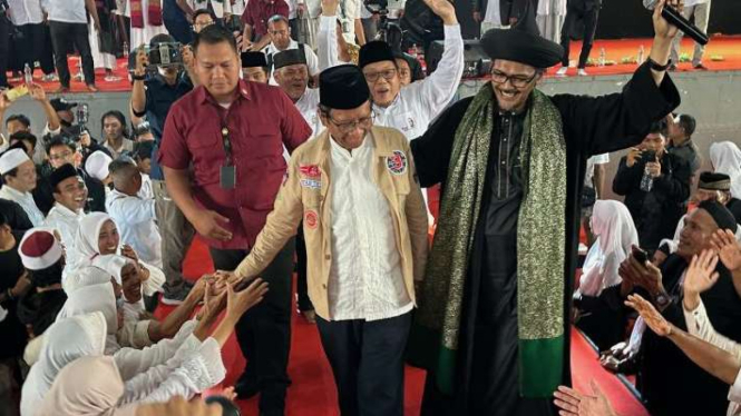 Calon wakil presiden nomor nomor urut 3 Mahfud Md (tengah) saat berada di Jatim International Expo (JIE), Surabaya, Jawa Timur, Sabtu, 13 Januari 2024.