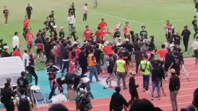 Insiden kekerasan membara di pertandingan Deltras vs Malut: Satu suporter dihajar habis-habisan