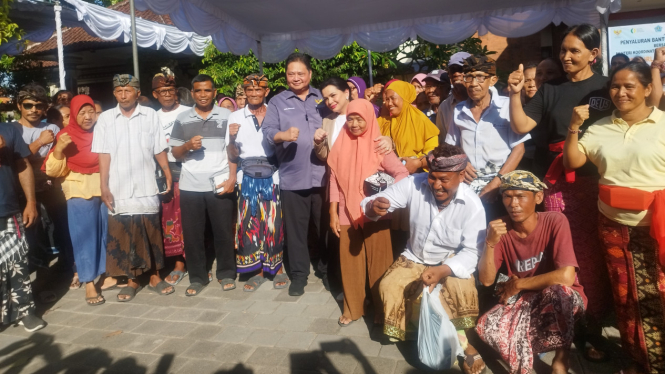 Menteri Koordinator Bidang Perekonomian, Airlangga Hartarto menyerahkan Bantuan Pangan Cadangan Beras Pemerintah (CBP) di Kelurahan Serangan, Denpasar, Bali, Sabtu, 13 Juni 2024.