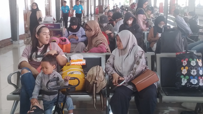 Suasana penumpang di Stasiun Semarang Tawang