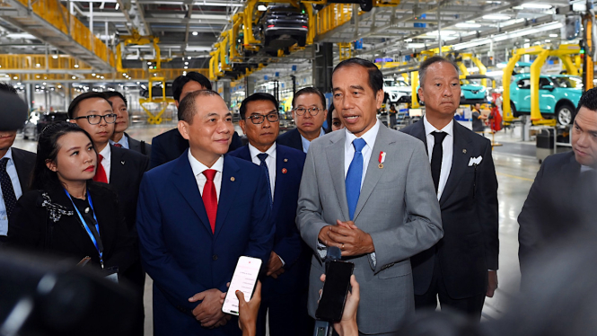 Presiden Jokowi berkunjung ke pabrik mobil listrik Vinfast di Vietnam