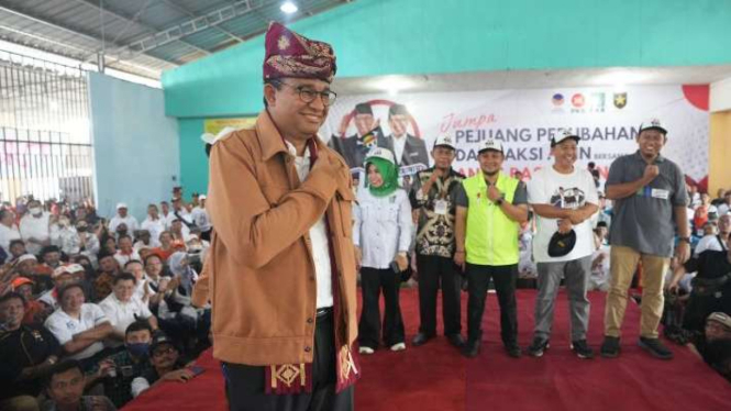 Calon presiden nomor urut 1 Anies Baswedan dihadiahi seragam dari anime Attack On Titan oleh seorang pemuda ketika berkampanye di Lampung, Minggu, 14 Januari 2024.