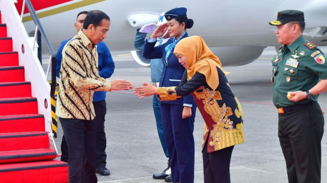 Presiden Jokowi saat tiba di Bandara Juanda untuk bertemu Forum Rektor Indonesia