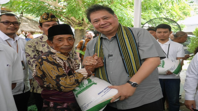 Menko Perekonomian Airlangga Hartarto memberikan bantuan beras ke warga NTB