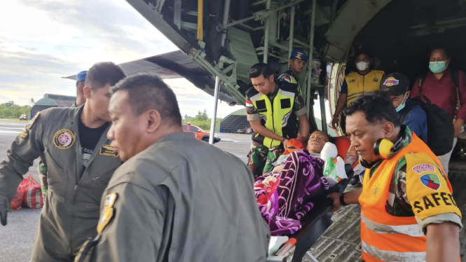VIVA Militer: Prajurit TNI AU berhasil evakuasi warga dari Wamena ke Malang