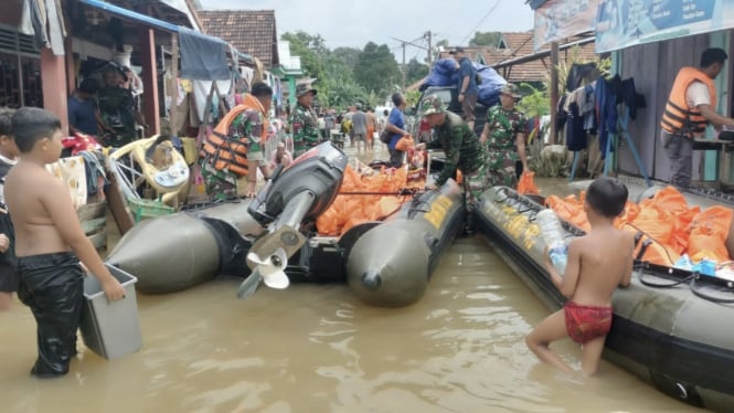 VIVA Militer: Prajurit TNI AD Lubuk Linggau distribusi bantuan korban banjir