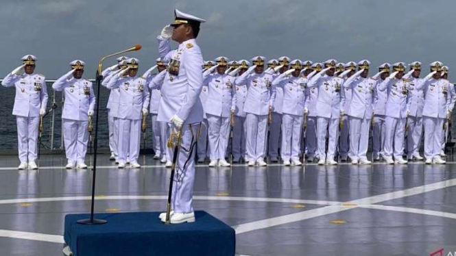 Kepala Staf TNI AL (KSAL) Laksamana TNI Muhammad Ali memberikan penghormatan kepada pahlawan yang gugur dalam perang laut di atas KRI 593 dalam peringatan Hari Dharma Samudera di Jakarta, Senin, 15 Januari 2024.