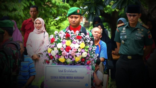 VIVA Militer: Prosesi pemakaman militer almarhum Serka Indra Mora Harahap 