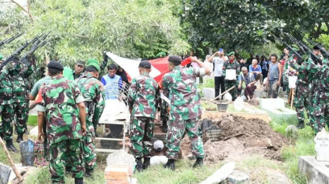 VIVA Militer: Prosesi pemakaman militer almarhum Serka Indra Mora Harahap 
