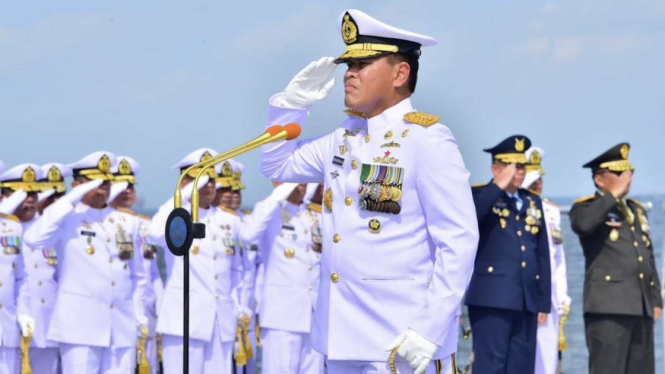 VIVA Militer: KSAL Pimpin Upacara Hari Dharma Samudera di atas KRI Banda Aceh