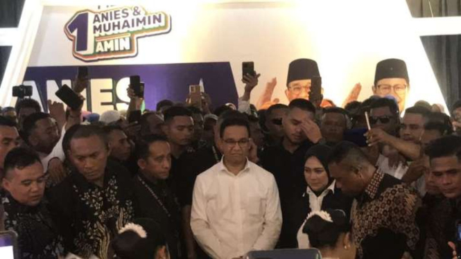 Calon presiden nomor urut 1 Anies Baswedan saat melakukan kunjungan di Islamic Centre Ambon, Maluku, Senin, 15 Januari 2024.