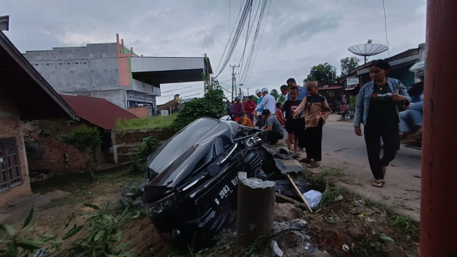 Mobil Innova remuk usai mengantam tiang listik di Kota Jambi