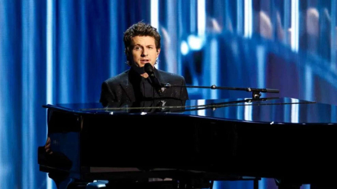 Charlie Puth membawakan lagu Friends untuk memorial Matthew Perry di Emmy