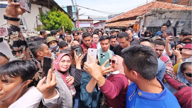 Gibran Rakabuming Raka Blusukan Ke Gang-gang Di Warakas