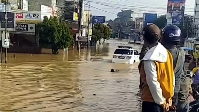 Toyota Fortuner terobos banjir di Bandung