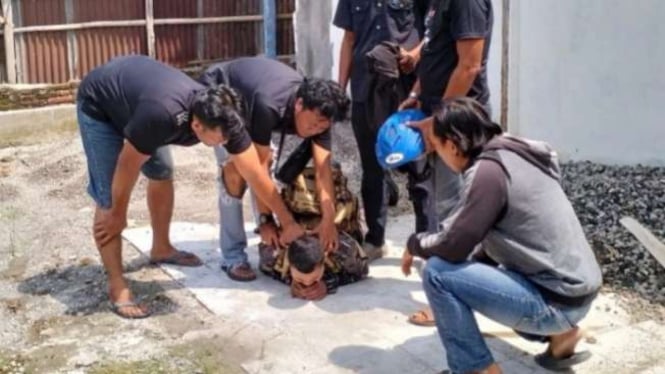 VIVA Militer: Marinir gadungan ditangkap di Terminal Bus Maospati