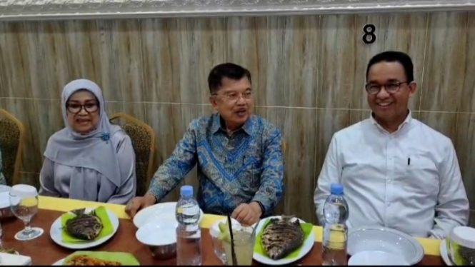 Capres nomor urut 1 Anies Baswedan usai santap malam bersama JK di rumah makan kayu bangkoa, Makassar.