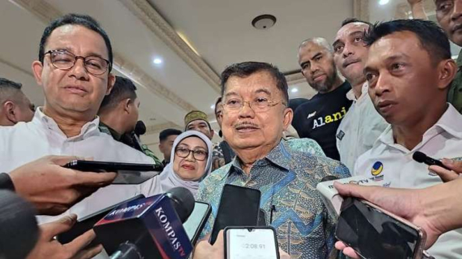 Mantan wakil presiden Jusuf Kalla (tengah) bersama calon presiden nomor urut 1 Anies Rasyid Baswedan (kiri) saat menjawab pertanyaan wartawan seusai makan malam di restoran Kayubangkoa, Makassar, Sulawesi Selatan, Selasa malam, 16 Januari 2023.