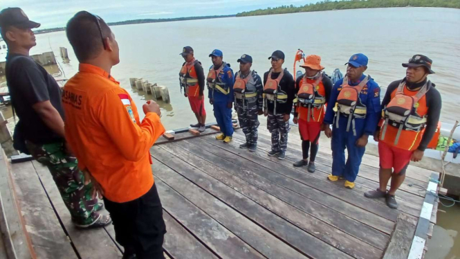 Tim SAR Timika saat melakukan pencarian korban di perairan sungai Asmat Papua