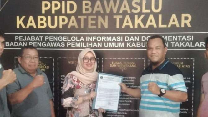 Ketua Bawaslu Takalar Nellyati (tengah) bersama sejumlah Relawan Garda Amin Takalar menunjukkan berkas laporan seusai melaporkan dugaan pelanggaran netralitas ASN Kabupaten Takalar di Kantor Bawaslu Takalar, Sulawesi Selatan, Selasa, 16 Januari 2024.