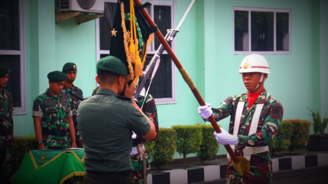 VIVA Militer: Letnan Armada saat prosesi pelepasan prajurit Kostrad TNI.
