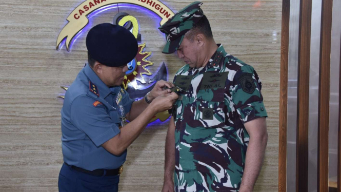 VIVA Militer: Danpuspenerbal sematkan Wing Penerbang TNI AL ke Dankodiklatal 