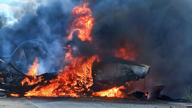 Pesawat Tabrak Tiang Listrik Langsung Meledak dan Terbakar