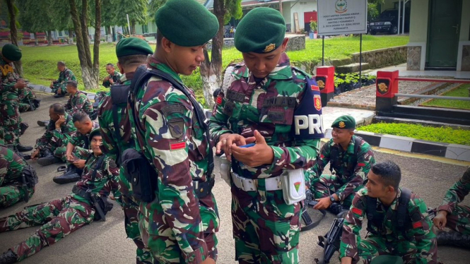 VIVA Militer: Intel dan provost periksa Hp prajurit Yonarmed 9 Kostrad TNI.