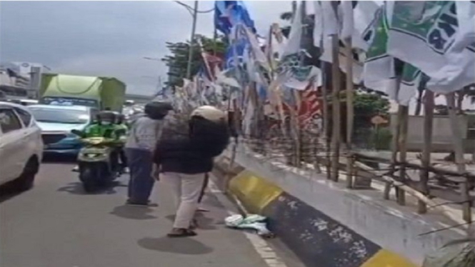 Kecelakaan motor imbas atribut bendera parpol di flyover Mampang 