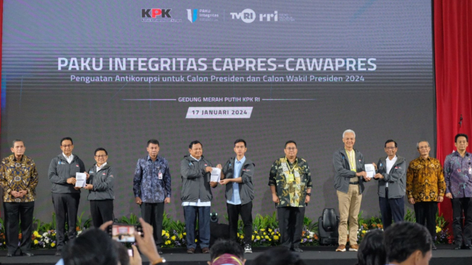 Ketiga pasang Capres dan Cawapres di acara Paku Integritas KPK