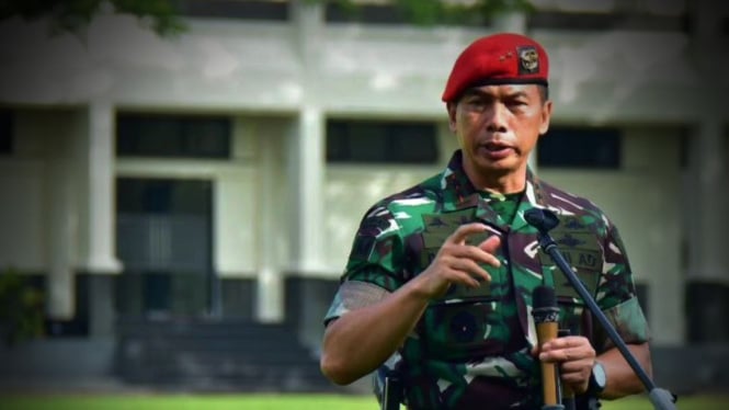 VIVA Militer: Danjen Kopassus anugerahi pisau komando perak.