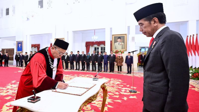 Presiden Jokowi lantik Arsul Sani jadi hakim konstitusi MK.