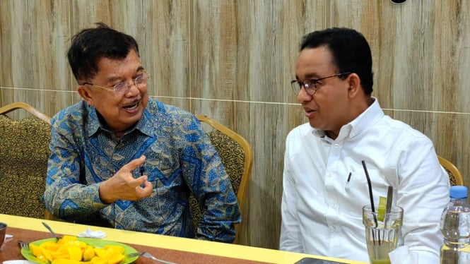 Jusuf Kalla bersama Anies Baswedan saat berada di Makassar 