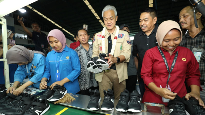 Capres nomor urut tiga Ganjar Pranowo mengunjungi pabrik sepatu di Ngawi