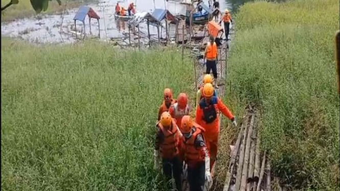 BPBD Tasikmalaya mengevakuasi jasad pria dari danau di objek wisata Situ Gede.