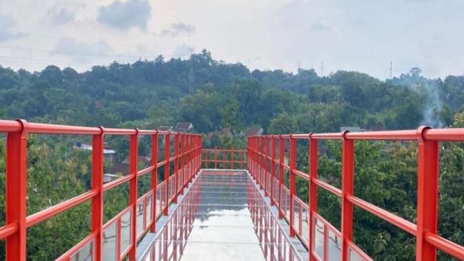 Jembatan Kaca Tinjomoyo di Banyumanik, Semarang, Jateng.