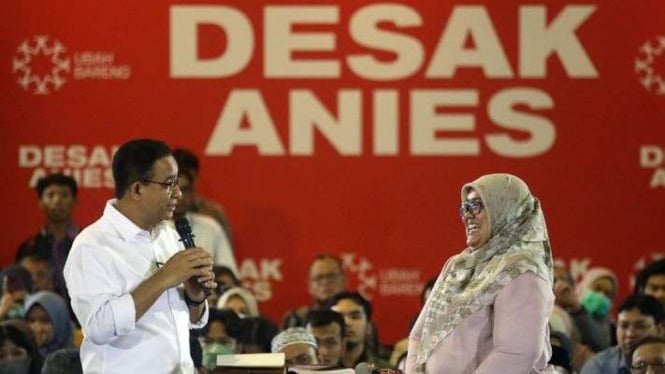 Calon presiden nomor urut 1 Anies Baswedan (kiri) saat menyampaikan paparannya pada acara Desak Anies bersama tenaga kesehatan di Jakarta, Kamis, 18 Januari 2024.