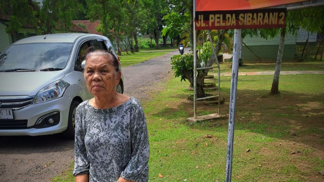 VIVA Militer: Ibu Rotua di pelang nama jalan Pelda Sibarani di Markas Yonarmed 3
