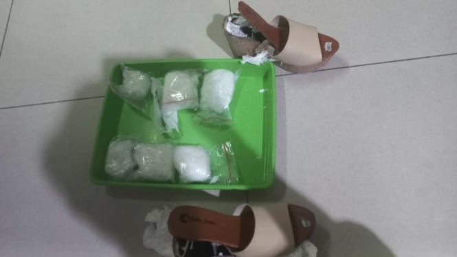 Barang bukti 1 kilogram sabu yang diamankan Avsec Bandara Internasional Supadio Pontianak, yang nekat diselundupkan 2 orang IRT