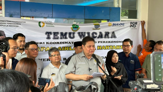 Menteri Perekonomian RI Airlangga Hartarto saat memastikan pembagian bansos tepat sasaran di Bandung