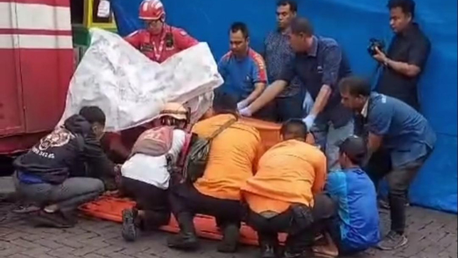 Tali Pengait Terlepas Pekerja Tewas Tertimpa Kontainer Di Surabaya