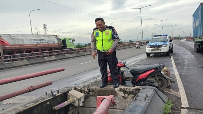 Polisi memeriksa lokasi pengendara motor terjatuh dari atas flyover di Semarang 