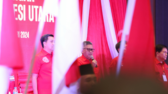 Sekjen PDIP Hasto Kristiyanto (tengah)